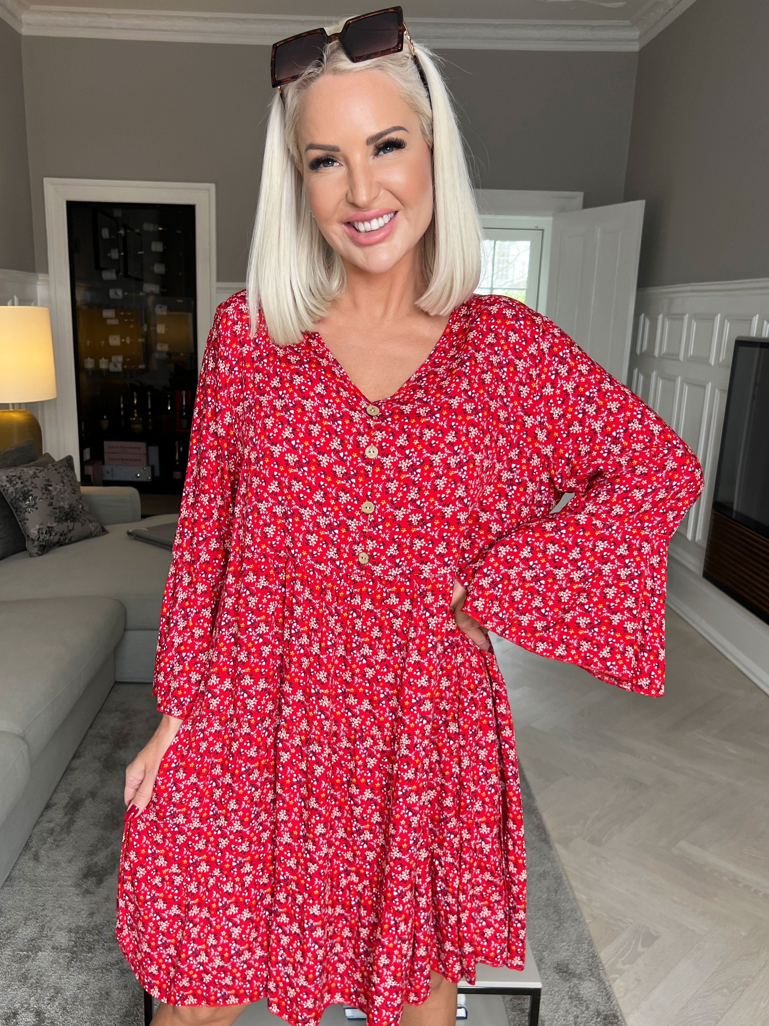 Karla - Vacker blommig bomullsklänning med knappar